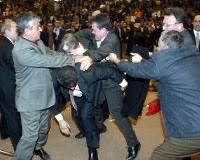 Yarın 2 bin kişinin altındaki ufacık salona,  güya delegeler dışında kimseyi almamak adına girişte çipli delege kartları basılmış ve turnikeler ayarlanmış 🤷‍♂️ 

3/4’ü delege bir 1000 kişi de tribünlere  kendi taraftarları doldurulacak 🆚 

Dışarıya onur üyeleri için kurbanlık