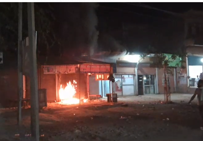 bstvlive's tweet photo. हरदोई: ऑटो पार्ट्स की बंद दुकान में लगी आग
🔥 बंद दुकान में अचानक आग लगने से अफरा-तफरी
🏦 आर्यावर्त ग्रामीण बैंक शाखा के बगल में स्थित दुकान
💳 दुकान के पास एटीएम मशीन भी है, खतरा बढ़ा
📍 हरपालपुर, ग्रामीण बैंक शाखा के पास की घटना
#Hardoi #FireIncident #AutoPartsShop #BankATM #EmergencyResponse @hardoipolice