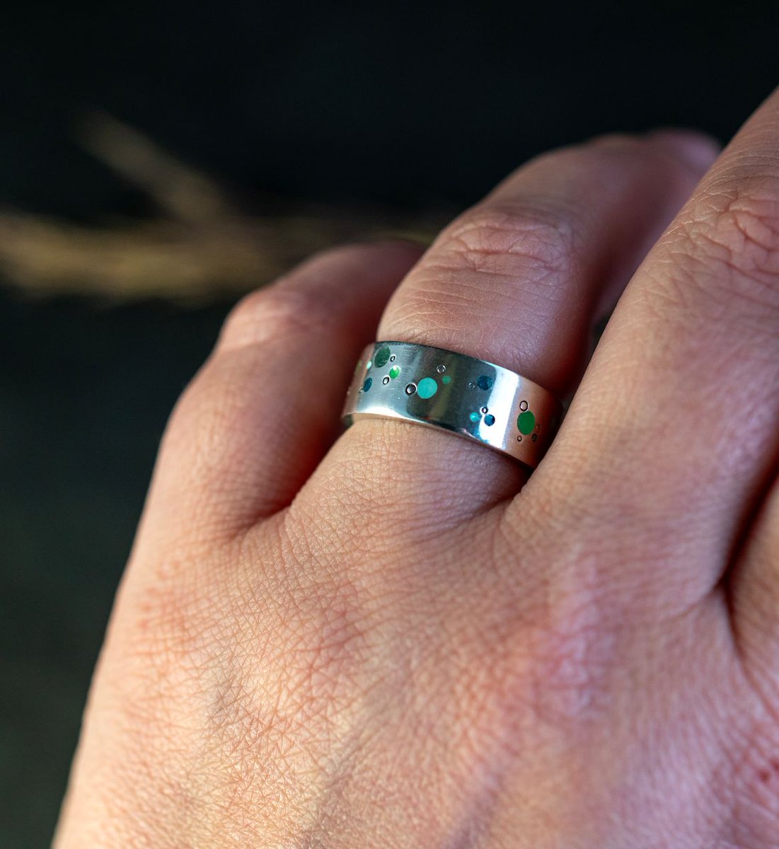 artbydaan's tweet photo. Weer aan de slag met emaille! 🔥
Deze ring maakte ik als opwarmer – met de hand ingelegd, kleur voor kleur.
En... er ligt alweer een nieuw project klaar. 💙💚

https://t.co/mXTCsmcWFw 

#Emaille #Handgemaakt #ArtByDaan https://t.co/KJx8vZDbVg