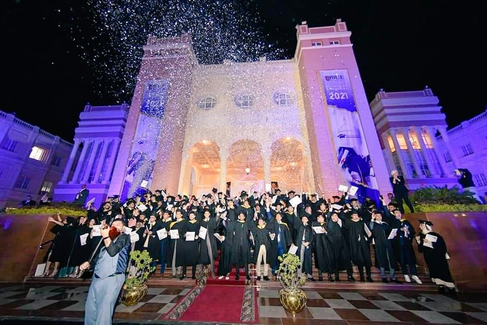 MahmoudTHegazi4's tweet photo. وانا بقلب في الميمورز عندي.. لقيت عدي اكتر من ٤ سنين ع أعظم حفل تخرج في التاريخ ❤️🥰
#graduation_ceremony https://t.co/vaSqxCFxdR
