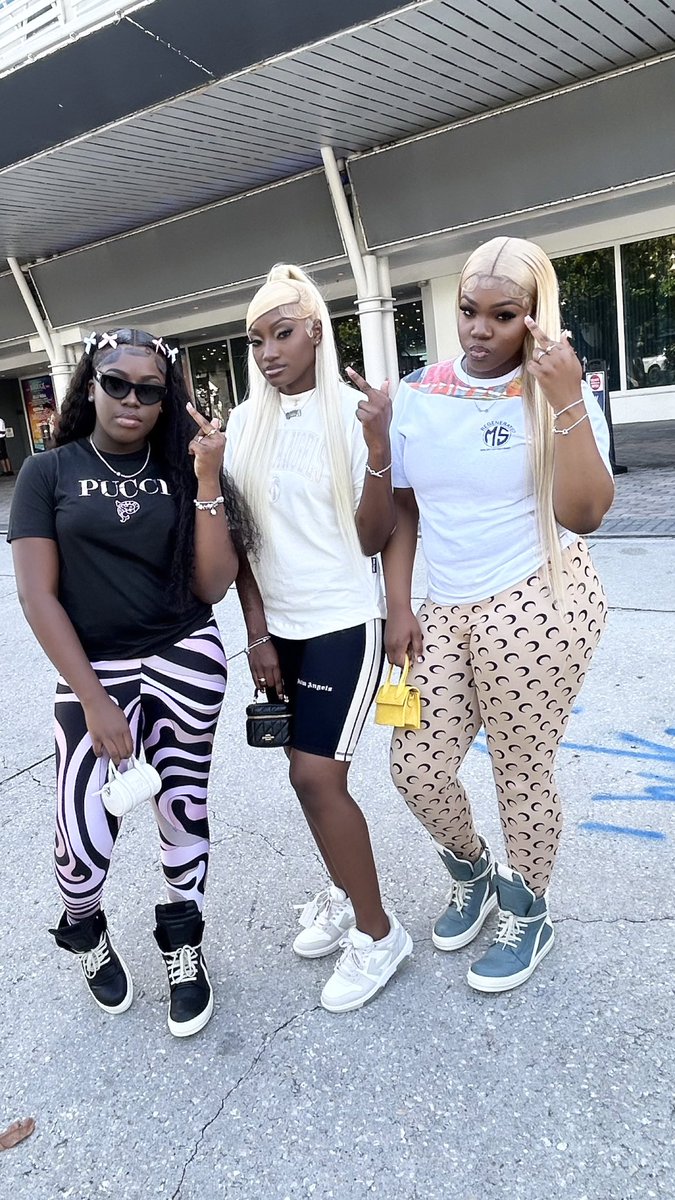 jayyyysworldd's tweet image. Who fucking with ussss #shitpoppers #gradbash