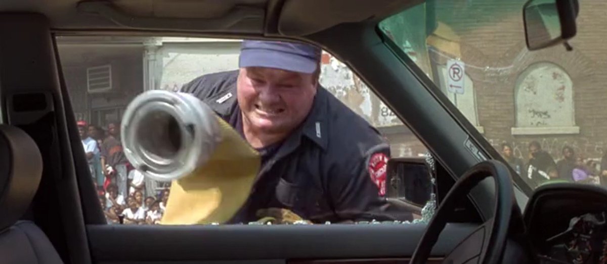 Кращим рішенням проблеми запаркованості дворів  будуть жорсткі покарання порушникам і головне дозвіл для ДСНС на пошкодження автівок які заважають руху чи перекривають доступ. Причому, і під час перевірочних рейдів.  Оце швидко виховає любітєлєй паркуватись біля під'їздів.