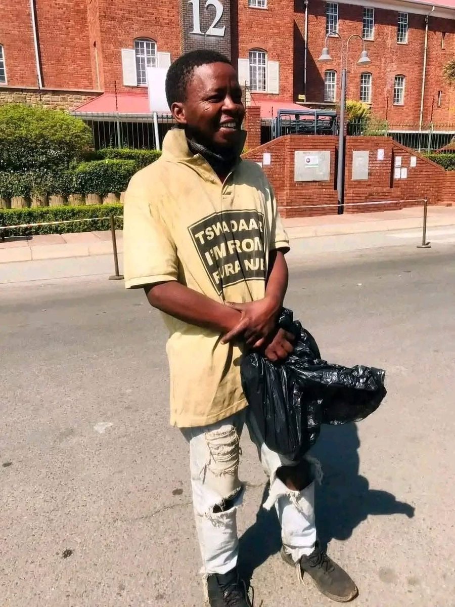 XekiHlongwane's tweet photo. “Meet Zolani a final year LLB student in UNISA, he just registered his last 6 modules. He's been staying in the streets from 2019, he has no cellphone or laptop yet he still does extremely well in his academics.” 🤯🥹 https://t.co/s7bKV19Kwn