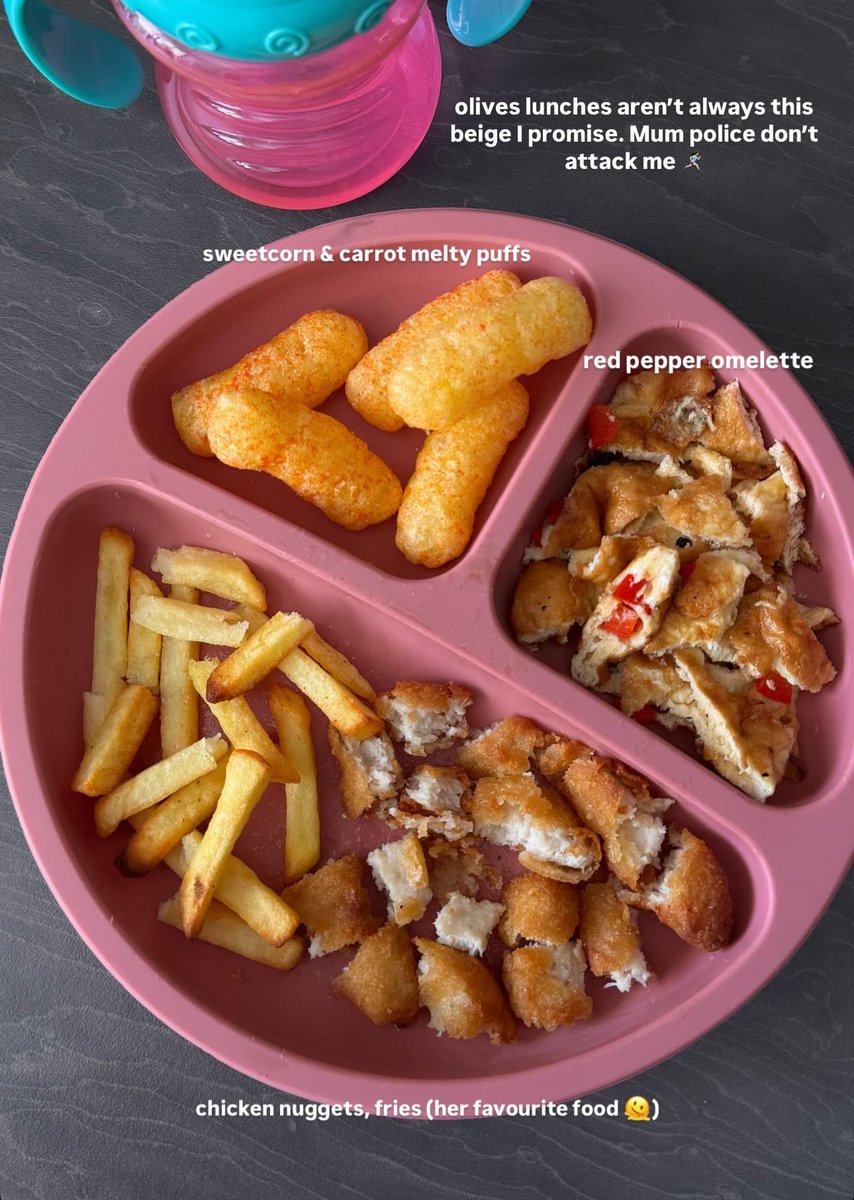 judojury's tweet image. A phoebe mostrando que dá nuggets, batata frita e cheetos pra criança dela de UM ANO e pedindo pras mães não atacarem ela 😂 miga melhore