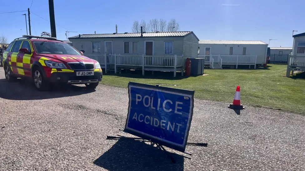 BPINewsOrg's tweet image. Two people have died after a fire broke out at Goldenbeach Holiday Park in Ingoldmells, Lincolnshire around 03:53 BST Saturday.

Emergency crews remain at the scene. Cause of the blaze under investigation.

#Ingoldmells #Lincolnshire #Goldenbeach