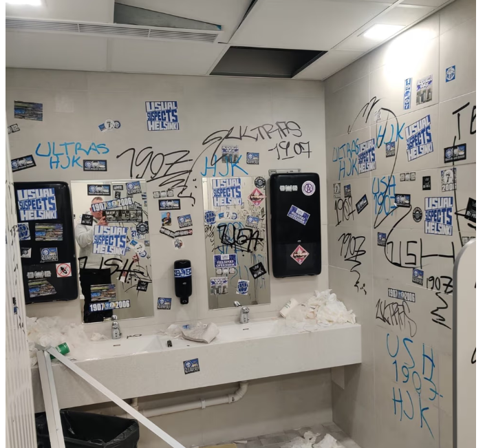 #Veikkausliiga alkoi Tampereella. Hävityn #Ilves ottelun jälkeen Tammelan stadion stadilaisvandaalien eli #HJK-kannattajien jäljiltä pahassa kunnossa. Elukat!