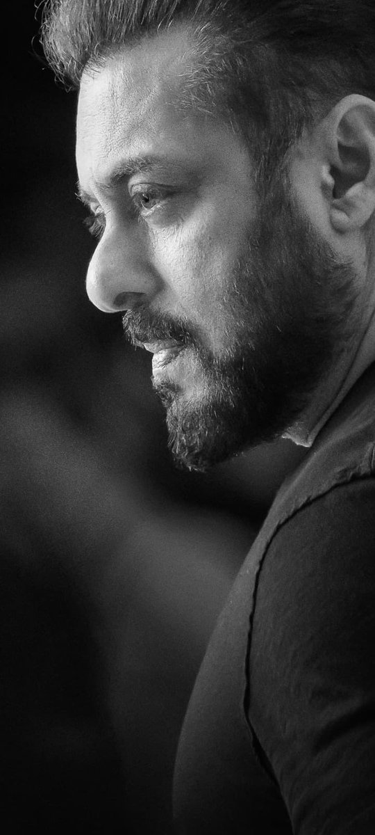 SALMAN LISTEN TO YOUR FANS

Dear <a href="/BeingSalmanKhan/">Salman Khan</a> Sir,
You are priceless and deserve to work with those who appreciate your aura and legacy. Surround yourself with dedicated, hardworking professionals who can match your stature.