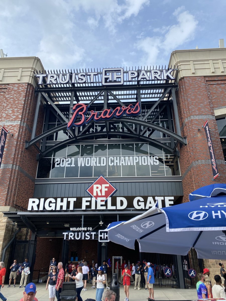spharr_ATL's tweet photo. What a tremendous night it was. After taking their licks on the west coast, the ⁦@Braves⁩ took it out on the ⁦@Marlins⁩ Great time with friends from ⁦@680TheFan⁩ ⁦@DavidBottomley2⁩ https://t.co/CciyIvPhFg