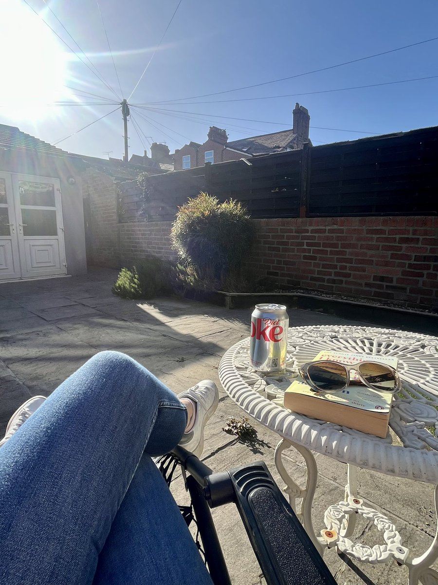 A lovely morning walk/catch up and now enjoying the sun - an ideal Saturday ☀️ (although I’d definitely replace the Diet Coke with wine if not on call 😂)!