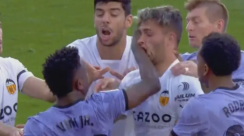 madridblaugrana's tweet photo. 🚨Hace 2 años,la liga REARBITRO POR PRIMERA VEZ UN PARTIDO

⛔ Hugo Duro fue AGREDIDO por Vinicius,y a Vini LE QUITARON LA ROJA

❌ Hoy Hugo ha Metido el gol que SALVA al Valencia,y a Vini lo ha ABUCHEADO TODO EL Bernabéu 

💥JUSTICIA POETICA https://t.co/pDoEcVuGai