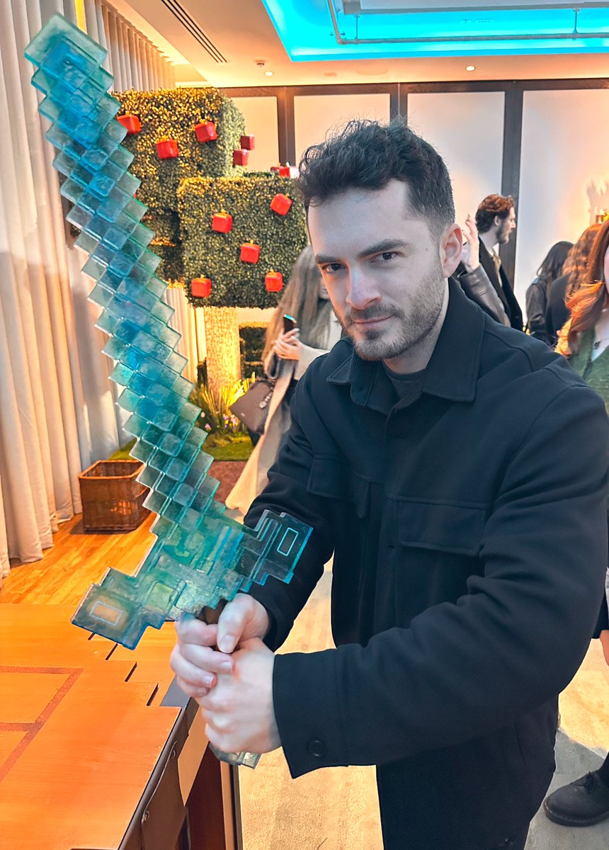 CaptainSparklez's tweet image. Hand over the diamonds and nobody gets hurt