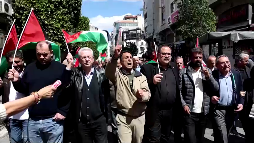 NewsInbc80465's tweet photo. Demonstrators gather in solidarity with Gaza, demanding an end to the airstrikes and military offensive.

#RamallahProtests #GazaUnderAttack #Palestine #IsraelGazaConflict #StandWithGaza #MiddleEast https://t.co/wRwFWPf9ux