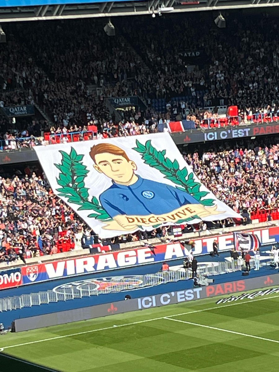 NOS FRÈRES PARISIENS!!!

La curva del Paris-Saint Germain dedica un meraviglioso bandierone al piccolo Diego.
Giusto perché chi proprio non ci arriva, capisca davvero cosa s'intende, per mentalità ultras.
Diego vive con noi.
#ultras #psg