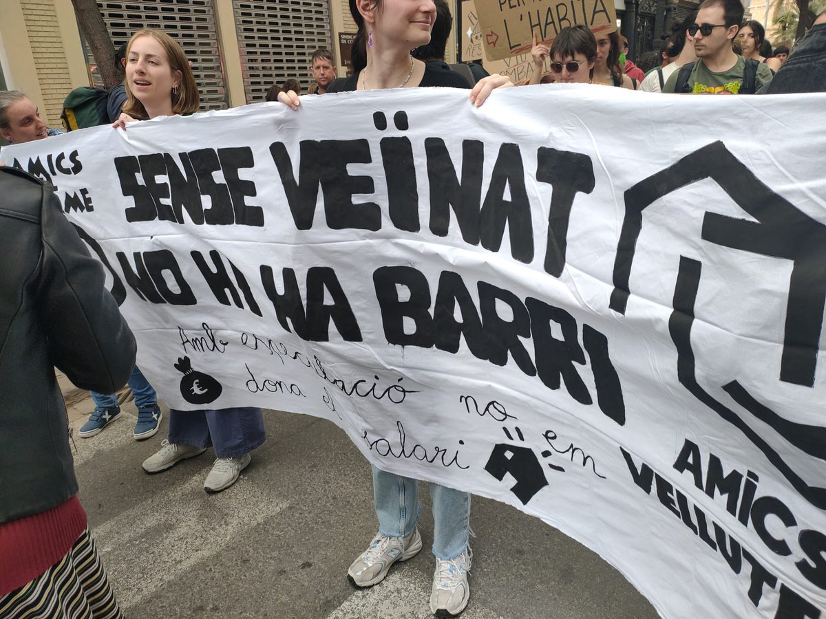 delsfallers's tweet photo. Sense veïnat no hi ha barri, no al PAI #NoAlDerribo #EdificiViu #NaJordanaResisteix #EdificiDelsFallers @AVelluters @AmicsDelCarme @VeinatEnPerill https://t.co/0iXWRfcJku
