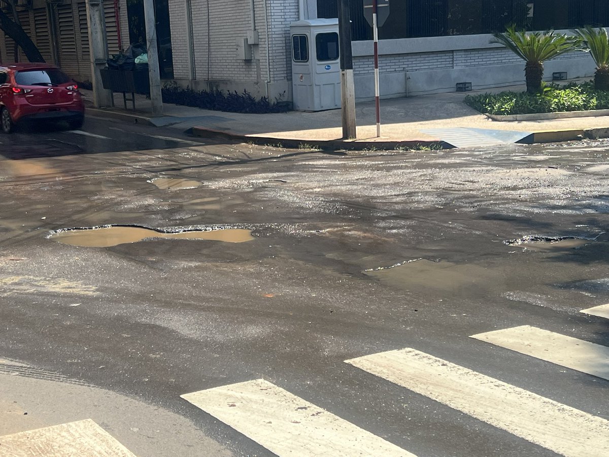 Terribles baches a causa de una pérdida de agua desde hace días!!! <a href="/EssapSA/">Essap S.A.</a> <a href="/AsuncionMuni/">Municipalidad de Asunción</a> intersección de las calles Monseñor Bogarin (desde donde baja el agua) y J. E. Estigarribia. CUIDADO al cruzar conductores y transeúntes.