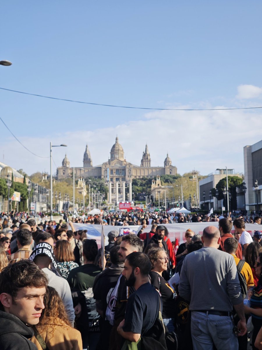 la_IAC's tweet photo. 🟢 #5A Avinguda Maria Cristina plena de gent per reclamar el dret a l'habitatge per a la classe treballadora, no per especular-hi!
Cal que ens organitzem i revertim la situació de la vivenda! Cap a la vaga de lloguers i la vaga general!
Acabem amb el negoci de l'habitatge! https://t.co/o7ohiGFd1o