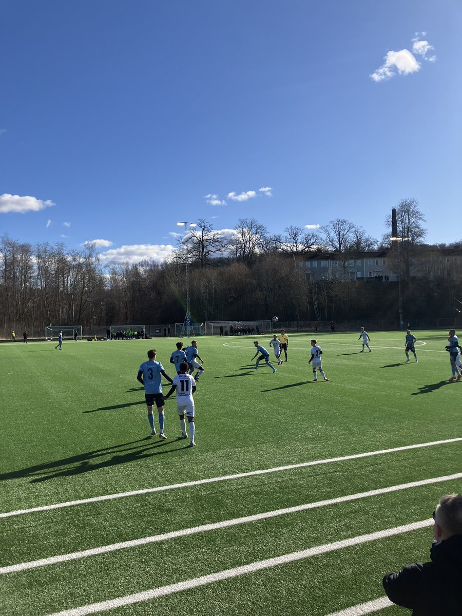 MWinbladh's tweet photo. @HusqvarnaFF spelar hur stabilt som helst och vinner hemmaplan med 3-0 . Snart är vi bäst i kommunen #ettanfotboll #twittboll https://t.co/aCteQI2vQ0