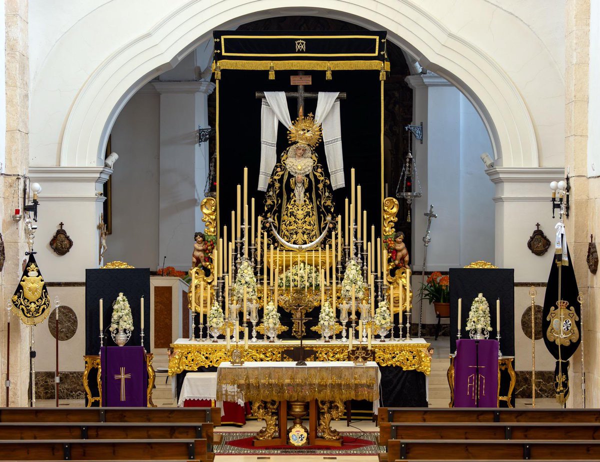 Majestuoso e imponente altar efímero para el Solemne Septenario en honor a la Stma. Virgen de los Dolores Coronada.

En esta ocasión, la Virgen de los Dolores se sitúa en el atrio central de nuestra Parroquia y luce el rostrillo regalado por el Grupo Joven.