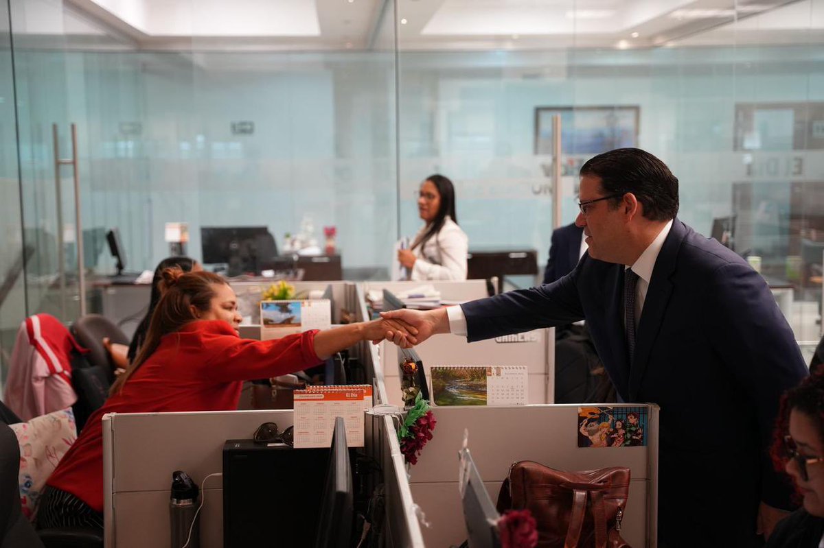SanzLovaton's tweet photo. El periodismo es clave para la democracia, la justicia y el pensamiento crítico. Hoy felicito a mis amigas y amigos periodistas, quienes ejercen esta profesión con compromiso, ética y valentía, defendiendo el derecho a la información y la búsqueda de la verdad. ¡Feliz Día del Periodista!