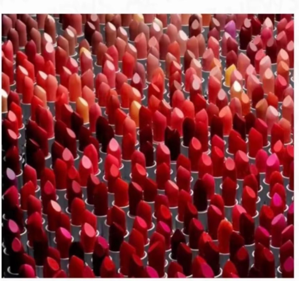 عندها القدرة على التفريق بين كل هذه الألوان بنظرة واحدة

إذا قالت لك أنت متغير .. إعترف و اكسر الشر