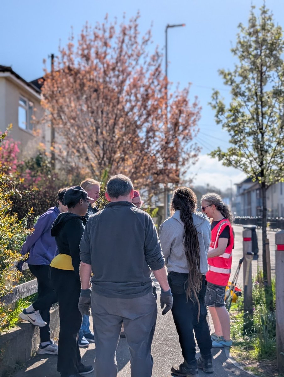 💚 Fantastic morning in Luton Road for a spot of gardening!

🌷 Joined by friends and neighbours in the sunshine, we gave our flower baskets and roadside planters a tidy for this week's #GBSpringClean.