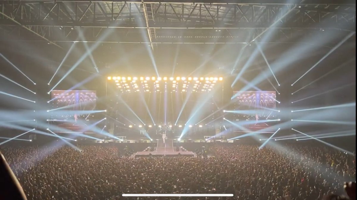 AhmadSatrio3's tweet photo. #BukanKode

Tetiba kangen liat OOR 2023 kemarin. Belum pernah ngeliat POV ini, jadi sedikit shick shack shock. 

Source: YT/Jensen Sanjaya https://t.co/n1RbzCzmcQ