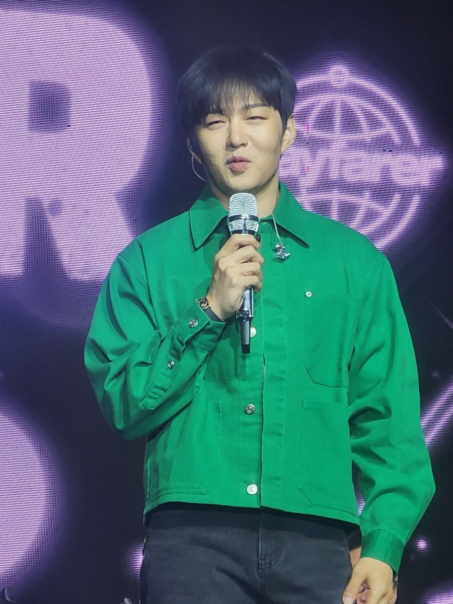 MfallinginloveI's tweet photo. Changsub solo concert Wayfarer in BKK...
SOUNDCHECK @LeeCS_Official   
#leechangsub #leechangsub_in_BKK https://t.co/eDOb9stLsN