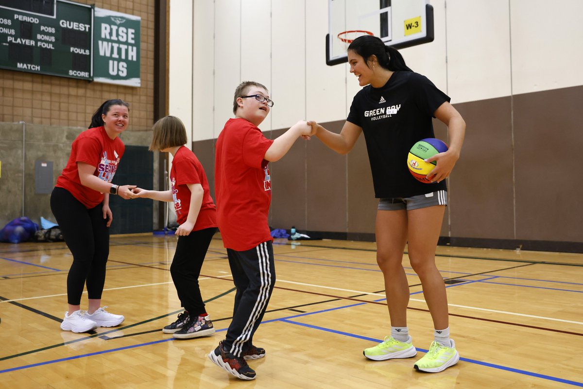 Smiles all around 😃

Our student-athletes had a blast teaming up with a record high number of athletes from Inspire Sports today! 

🔗 | inspiresportswi.org

#RiseWithUs