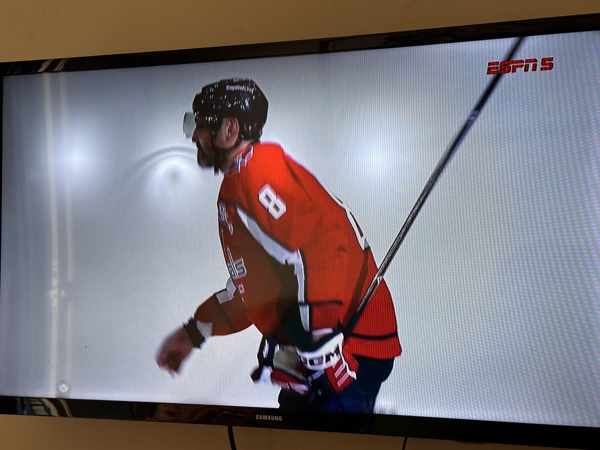 guilima7's tweet photo. Que sorte assistir a esse momento único do maior jogador de hockey na história. Fico imaginando como seria a capa da saudosa “TheSlot”.  Que momento! https://t.co/u56SIHBDnj