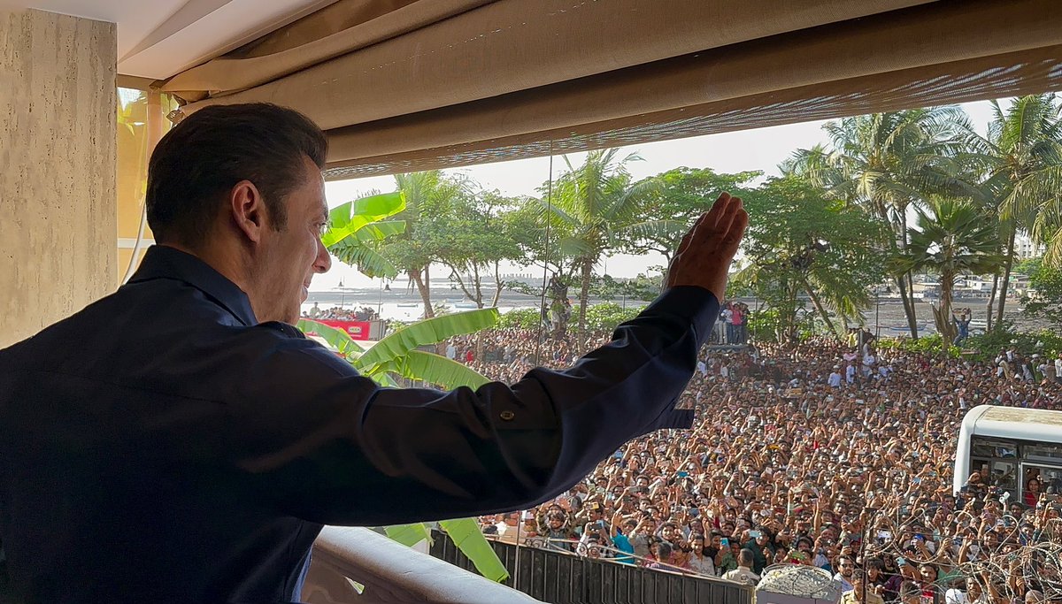 If these trend will success, All fans will super happy, but if it fails we will be depressed like hell. Our coming happiness is in your hand Bhai. Think About Us. Think About Yourself. 

SALMAN LISTEN TO YOUR FANS