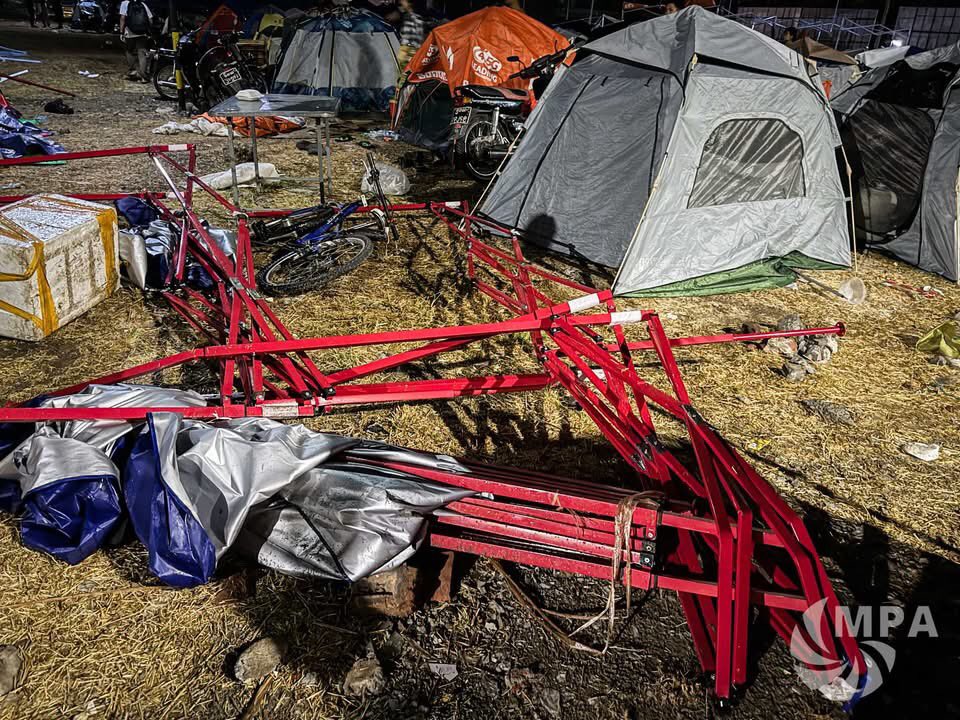 oo_smm's tweet image. Tonight, there is a heavy rain and wind in Ei Center of Myanmar earthquake. Places and camps for quake’s victims are destroyed by wind. Junta doesn’t arrange secure shelter for victims. 
#WhatsHappeningInMyanmar 
#MyanmarEarthquake 
#helpmyanmarquake