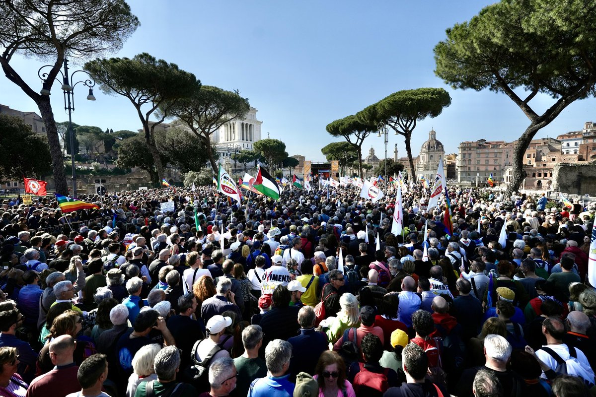 GiuseppeConteIT's tweet image. Oggi nasce una grande alternativa all'Italia del riarmo, dei tagli alla sanità, alla scuola, alle imprese. Li fermeremo. Tutti insieme. È solo l'inizio.