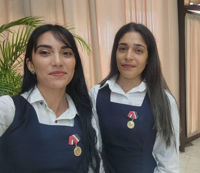 🎊 Felicitaciones para nuestras trabajadoras ejemplares de la Isla de La Juventud, Kiomy y Yaimara, 👏👏, quienes recibieron en el acto central por el 4 de abril la Medalla «Abel Santamaría». #EtecsaConCuba 🇨🇺