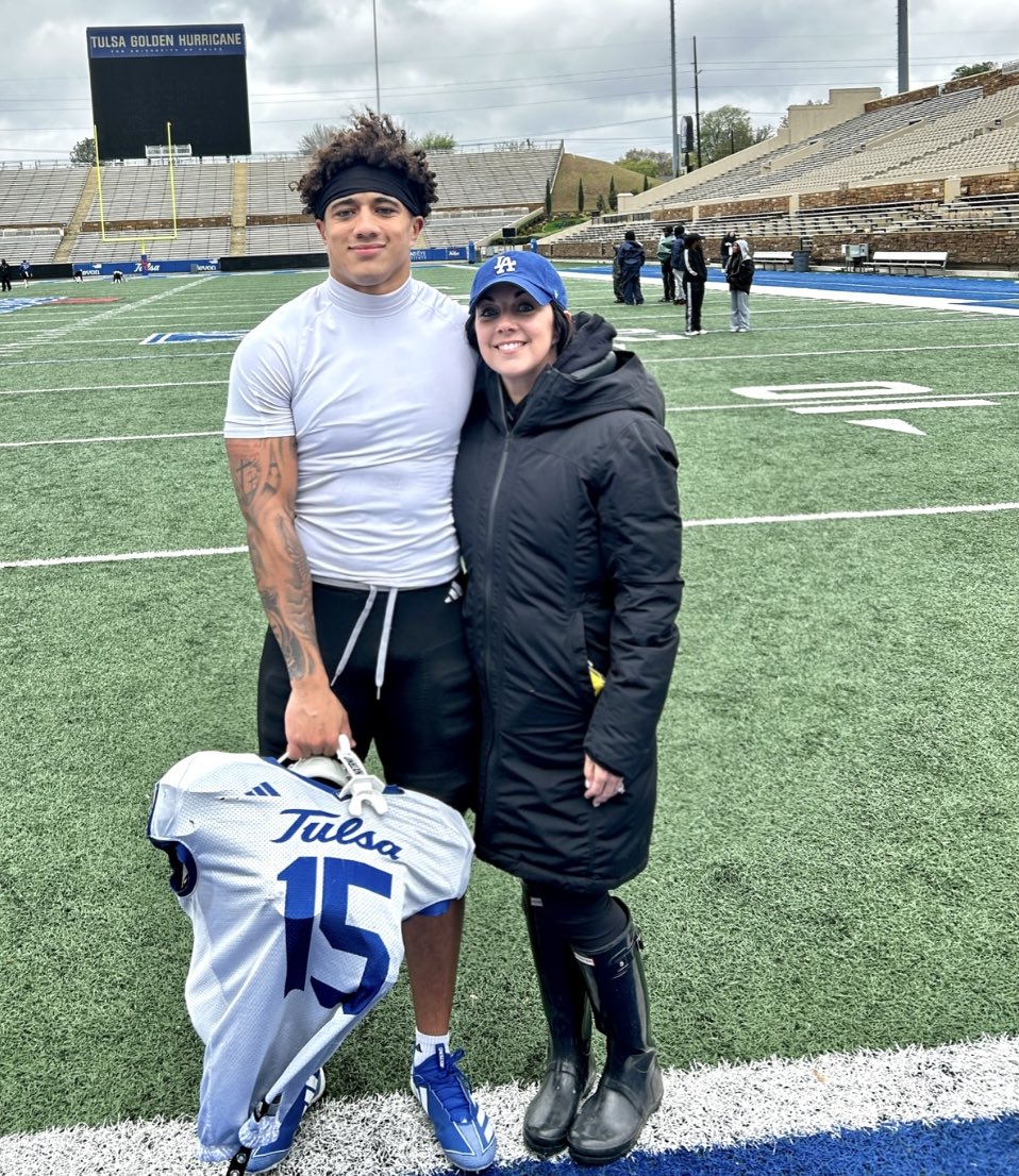 Cold &amp; rainy morning. 
(( BUT I'm SO happy to see my guy )).
🩷. 
Keep stackin' good days A! 
See you next week ☺️.