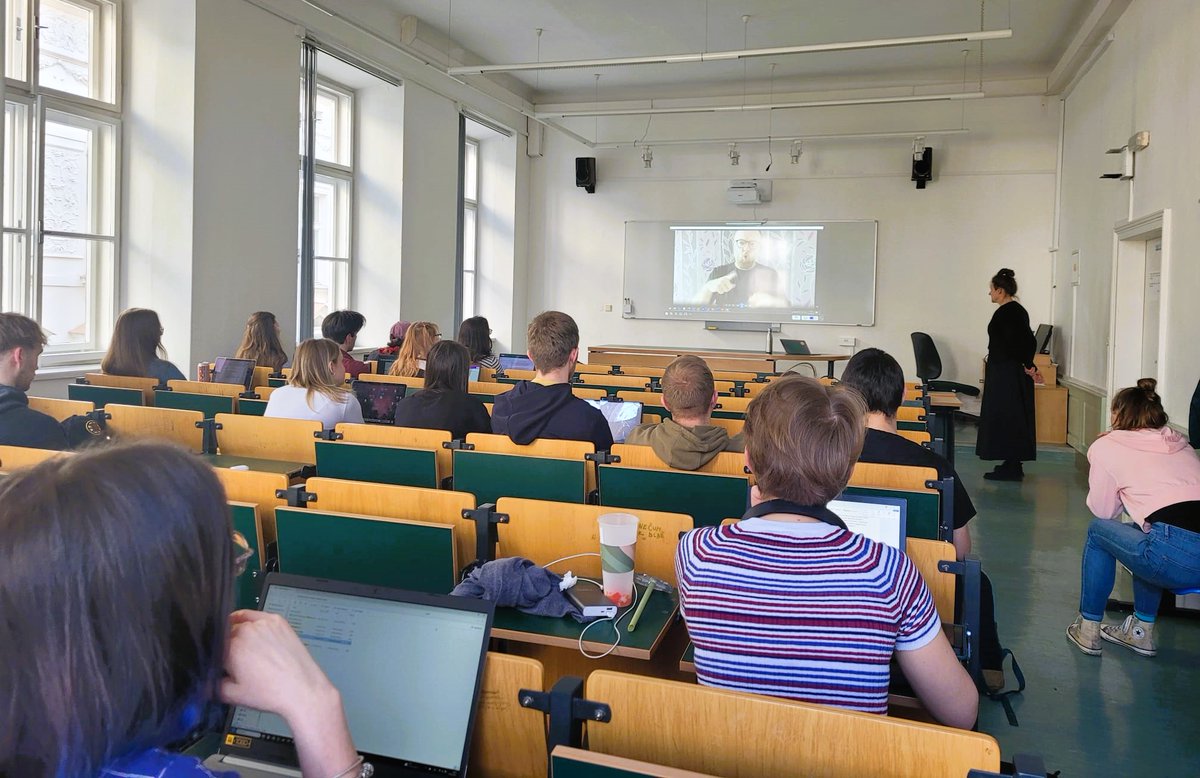 PcmsNews's tweet image. Druhá přednáška #PCMS na @FSV_UK - tentokrát o médiích, přístupnosti informací a digitálního prostoru. 
S kolegy z Deaf Friendly jsme mluvili o konzumentech informací s různými uživatelskými potřebami. Skvělé video-vystoupení Petra Vysučka k českému znakovému jazyku!
#LidskáPráva