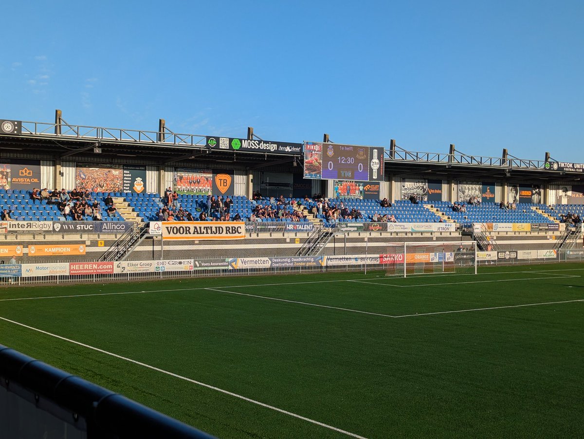 dennis_kas's tweet image. Zaterdagavond, heerlijk zonnetje en... een vol parkeerterrein bij RBC. "U kunt bij de Karwei parkeren." Oude tijden herleven. 

Vierde divisie: @RBCvoetbal - @vvdongen.