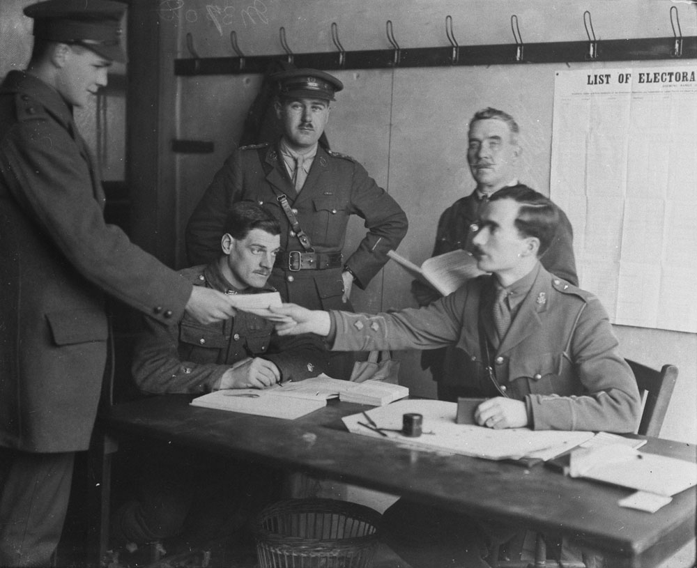 Throughout the federal election campaign, I am looking at elections from Canada's past.
Today, it is the 1917 election, or Khaki Election.
This was one of the most divisive and bitter elections in Canadian history, which reshaped Canadian politics for decades to come.

🧵1/14