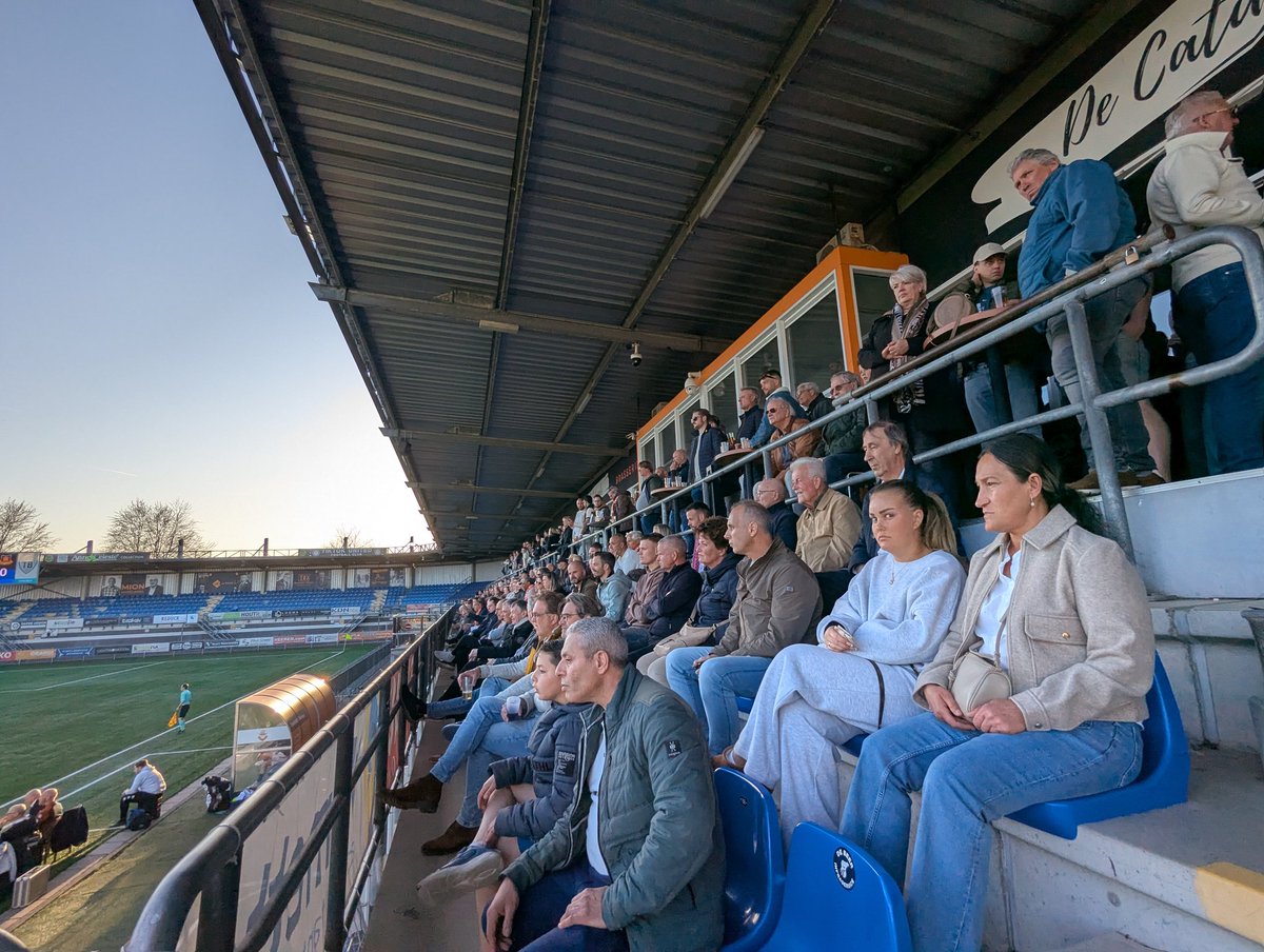 dennis_kas's tweet image. Zaterdagavond, heerlijk zonnetje en... een vol parkeerterrein bij RBC. "U kunt bij de Karwei parkeren." Oude tijden herleven. 

Vierde divisie: @RBCvoetbal - @vvdongen.