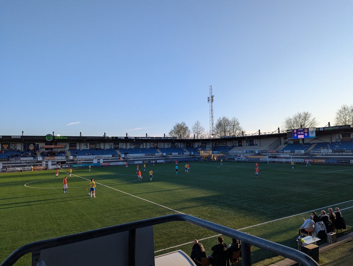 dennis_kas's tweet image. Zaterdagavond, heerlijk zonnetje en... een vol parkeerterrein bij RBC. "U kunt bij de Karwei parkeren." Oude tijden herleven. 

Vierde divisie: @RBCvoetbal - @vvdongen.