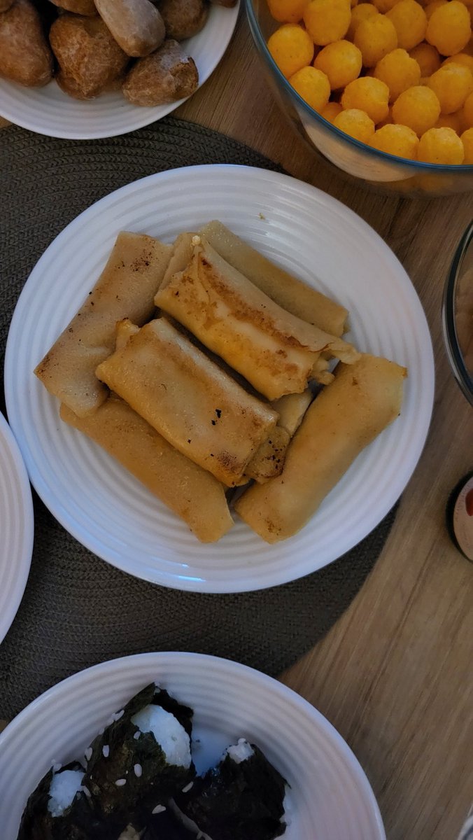 Сёння карміла 5 чэхаў і аднаго малазійца нашымі беларускімі наліснікамі 😌😌😌