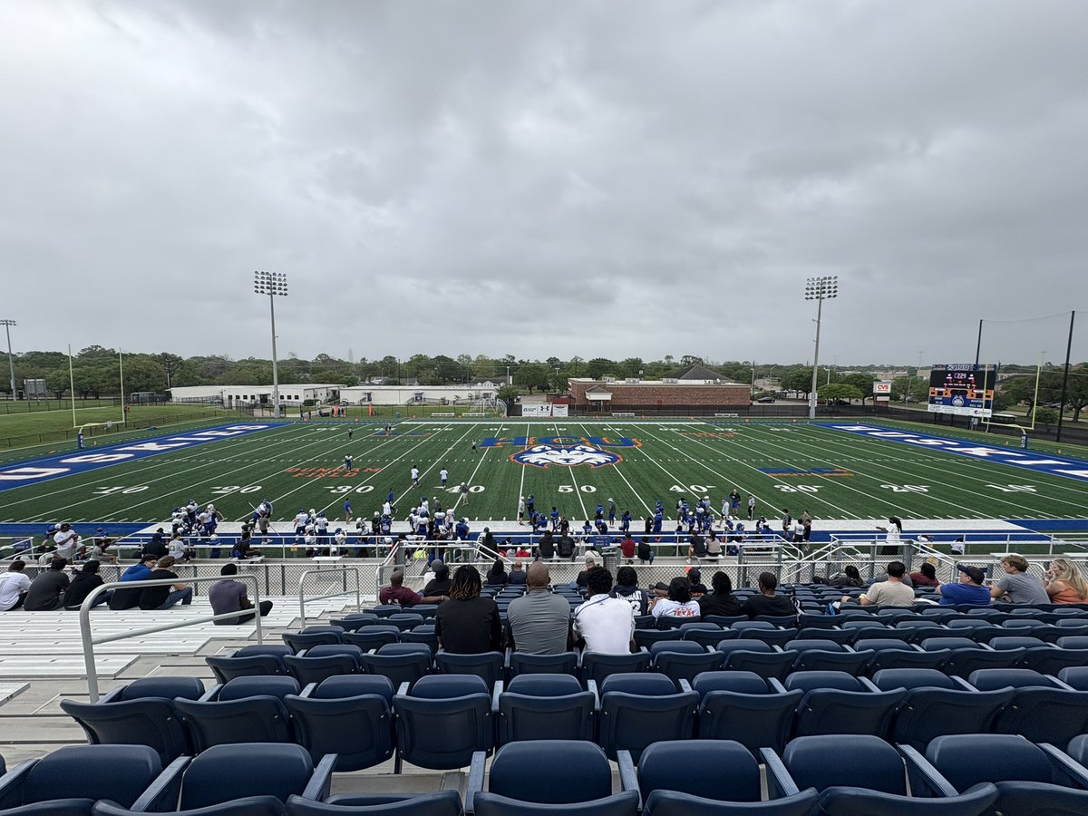 ethan_2027's tweet photo. Thanks to @HCUFootball for having me at junior day today. I loved the energy and atmosphere! #dawgsup #CO2027 

@CoachFraney @Coach_Nesbitt @dcoleknows @HCUCoachBachtel @CoachAWin https://t.co/MGTghlNBa5