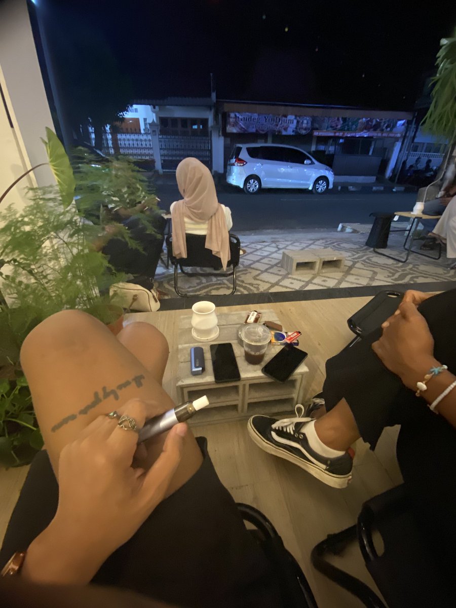 aime92914's tweet photo. Kalo ga ngopi ya tidur 😭 https://t.co/om5lc1S4TX