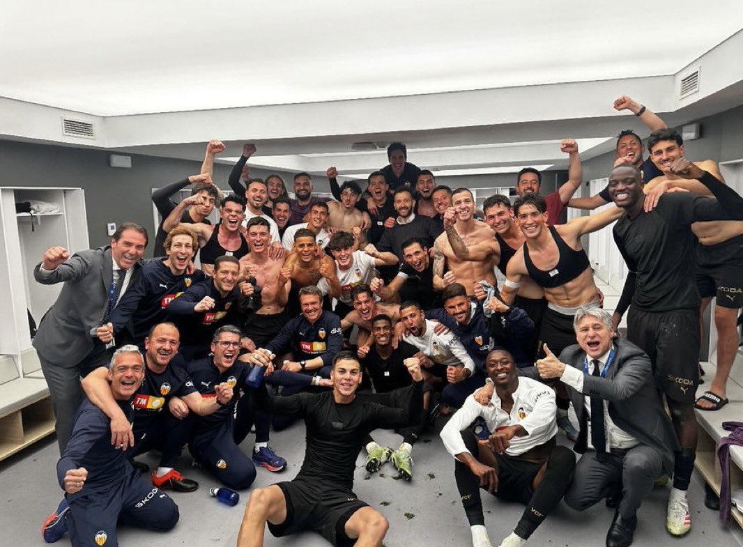 NavarroVCF_'s tweet image. 100 AÑOS DE MALA SUERTE SI IGNORAS A LA GANGA VALENCIANISTA🦇