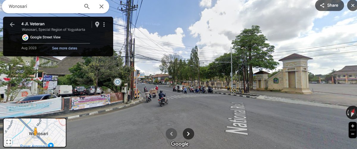 neocitizen_v's tweet photo. @besook_aja @pambudiyah @jawashitpost motor lawan arah. itu jalannya 2 arah. kalau mau lurus harusnya motor ambil jalur kiri. jalur kanan sepi karena jalur kiri sdg lampu hijau, arah sebaliknya yg mau lurus sdg lampu merah, jadi yg di jalur kiri (mobil) bisa belok kanan. https://t.co/Wt7RPmLH3f