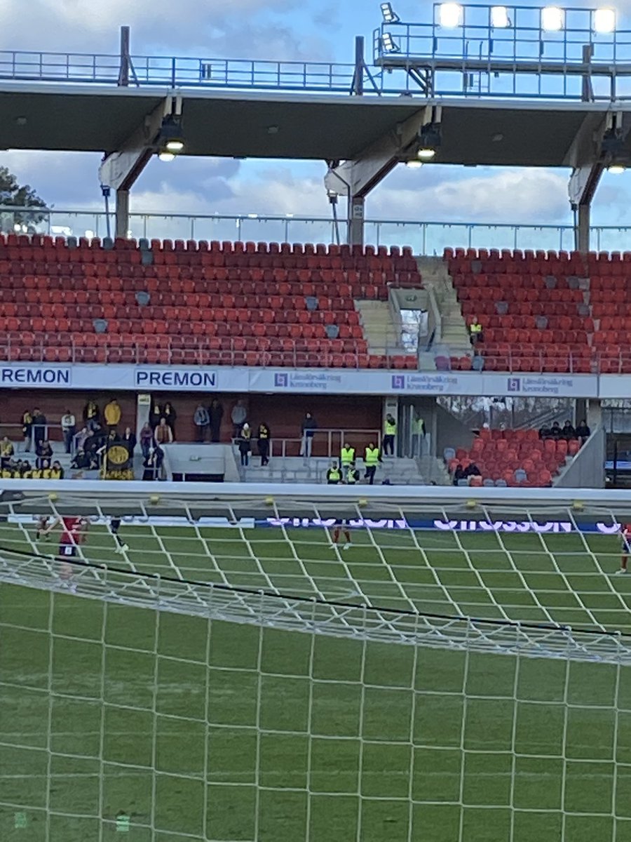 osterfan_oif's tweet photo. Kul ide med reflexvästtema i klacken! #öster #enklahäcken https://t.co/AwQ7EnDMX2