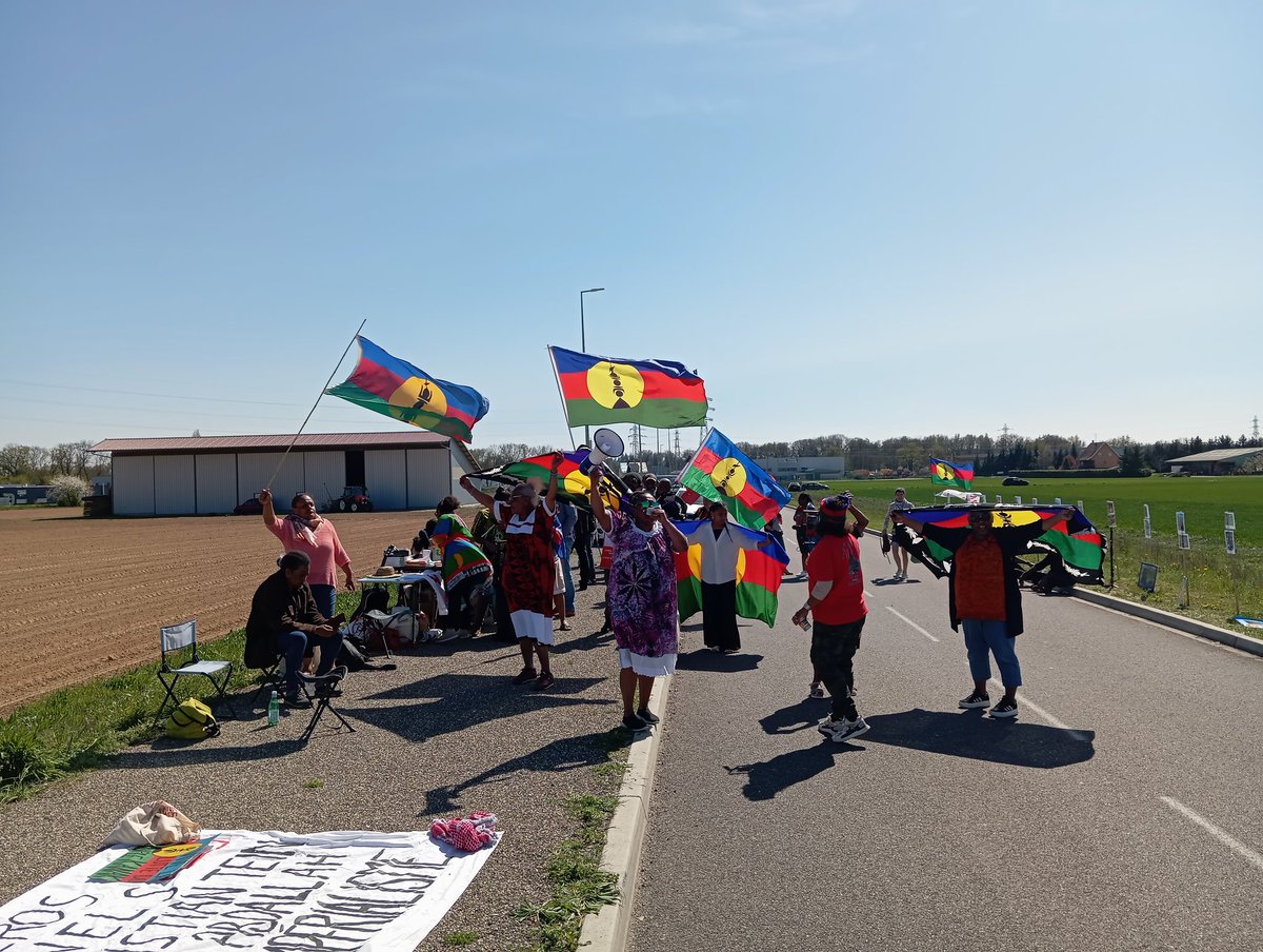 On était aujourd'hui présentes devant la prison de Lutterbach où est enfermé Bichou. On a eu l'honneur d'accueillir des camarades de la CCAT et du collectif justice 13 mai et d'échanger autour d'une natte et d'une collation. 🇳🇨