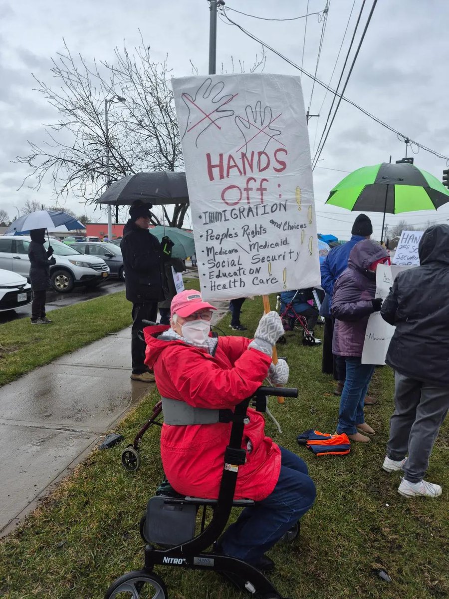 Todayzones's tweet photo. NEW HARTFORD, NY: 600 strong show up in the pouring rain for “Hands Off!” protest — the energy’s unstoppable.
#HandsOff #NewHartford #ProtestPower #RainOrShine #BreakingNews https://t.co/R7TBDNStfq
