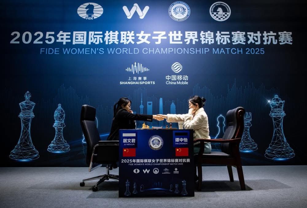 🏆First 2 rounds of the Women’s World Championship Match are in the books!

Tan Zhongyi managed to take the lead after winning a very interesting rook endgame yesterday.

What are your thoughts so far?

#chess #womeninchess

Learn more:
wom.fide.com/womens-world-c…

📷Anna Shtourman