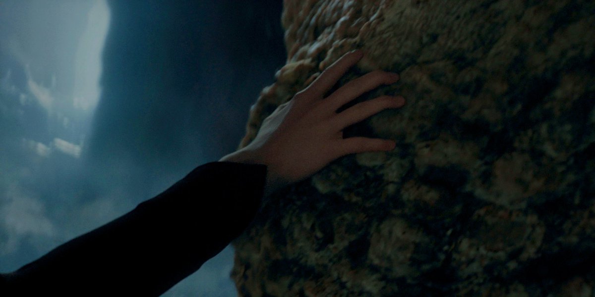PortalASOIAF's tweet photo. "E se Vermithor cantar para Rhaenyra? [...] Ela chama e ele começa a cantarolar para ela, e então você ouve novamente quando Vermithor reivindica Hugh. Aquele momento em que Vermithor e Rhaenyra se conectam me diz que até os dragões sabem quem é a rainha."  - Designer de som 2ªT https://t.co/2X1Z2SOo4T