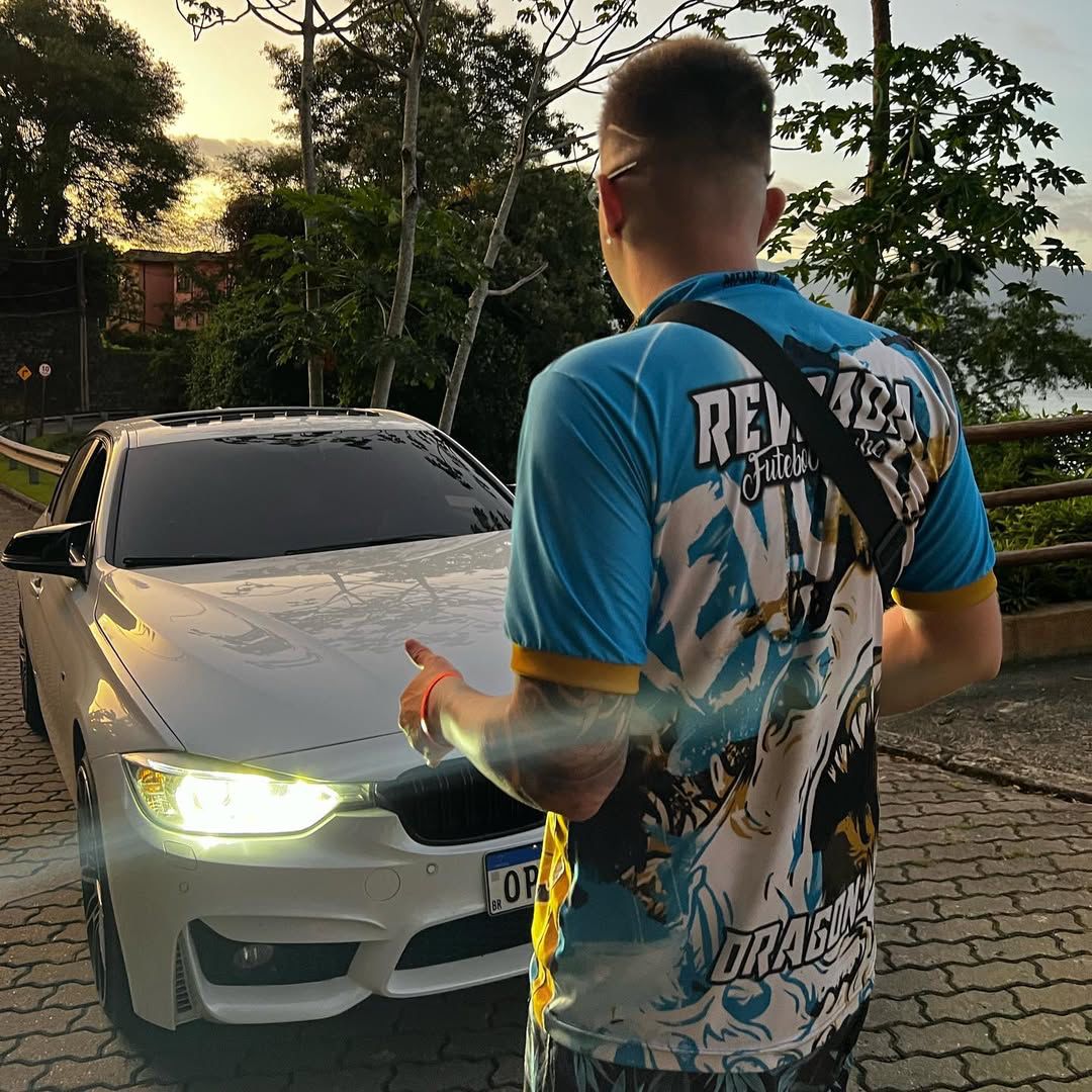 Caiu uma foto impressionante que combina perfeitamente a paixão automotiva, a moda ousada e a magia de um pôr do sol dourado📸✨
